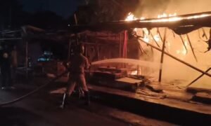 जमशेदपुर: गोलमुरी सब्जी बाजार में देर रात लगी भीषण आग में 9 से अधिक दुकानें जलकर राख, दमकल की दो गाड़ियों ने पाया काबू