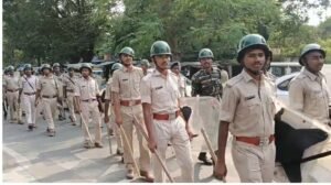 दुर्गा पूजा को लेकर जमशेदपुर पुलिस अलर्ट, साकची में निकाला गया फ्लैग मार्च