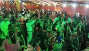 नवरात्र में डांडिया की धूम, रंग-बिरंगे परिधानों में थिरक रहे शहरवासी