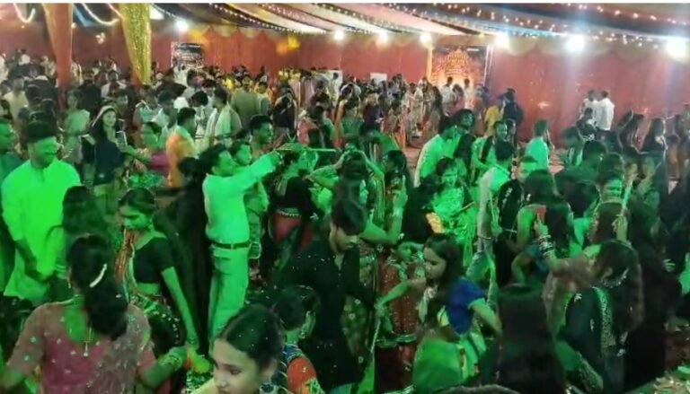 नवरात्र में डांडिया की धूम, रंग-बिरंगे परिधानों में थिरक रहे शहरवासी