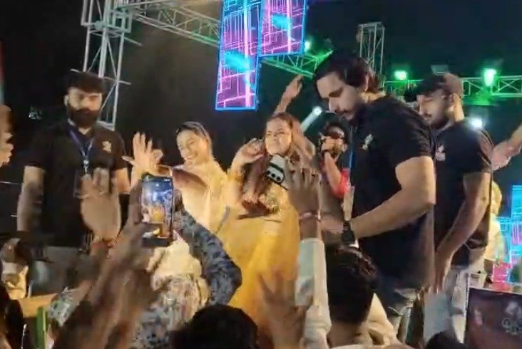 जमशेदपुर में डांडिया उत्सव की धूम, साकची के बोधी मंदिर मैदान में पहुंचीं भोजपुरी कलाकार आस्था सिंह