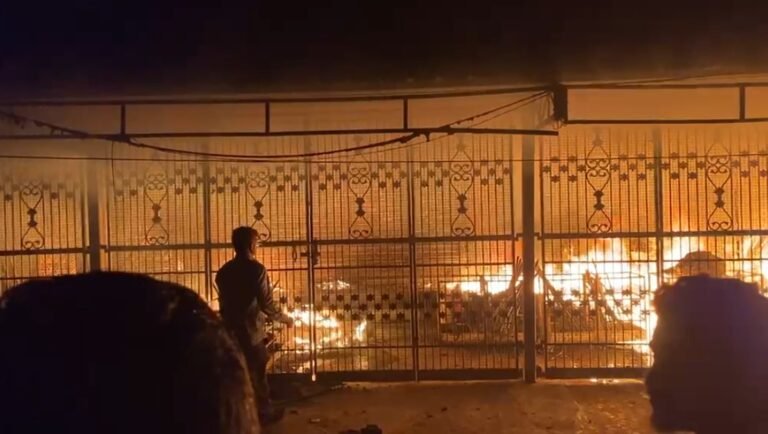 जमशेदपुर: मानगो के 99 शोरूम में भीषण आग, 8 से 10 लाख रुपये के नुकसान का अनुमान