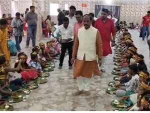 जमशेदपुर: महानवमी पर रघुवर दास ने 151 कन्याओं का किया पूजन, सुख-समृद्धि की कामना