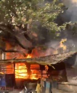 जमशेदपुर के मानगो में फल की गुमटी में लगी भीषण आग, दमकल ने पाया काबू