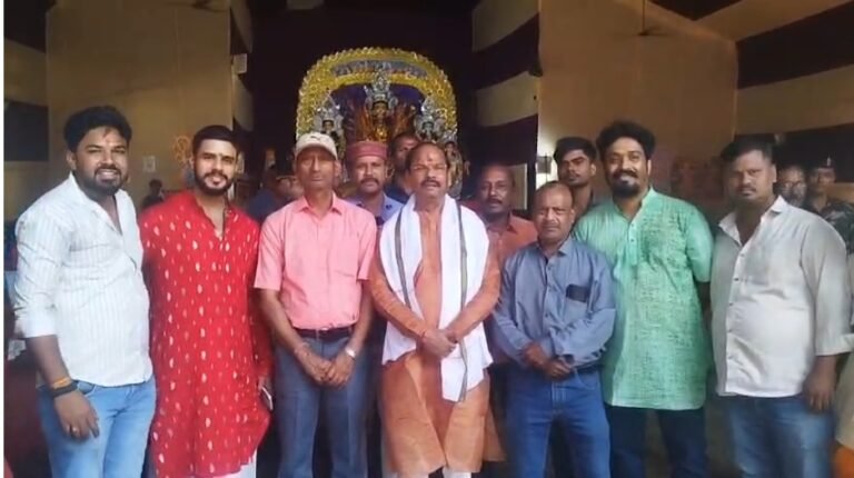 जमशेदपुर: पूर्व मुख्यमंत्री रघुवर दास ने टेल्को के पूजा पंडालों में की मां दुर्गा की पूजा-अर्चना