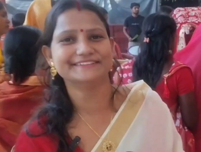 जमशेदपुर में सिंदूर खेला के साथ मां दुर्गा को दी गई विदाई, ‘अगले बरस फिर आना मां’ के जयकारों से गूंजे घाट