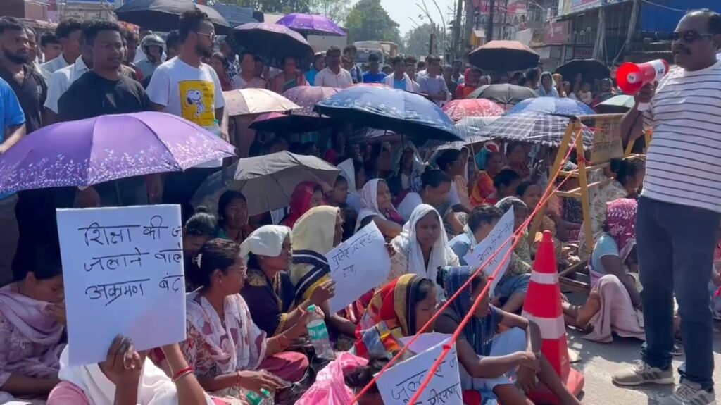 खूंटी: प्रिंसिपल फादर बेनेदिक्त बारला पर कातिलाना हमले के खिलाफ सड़क पर उतरा समाज, बाजार कराया बंद