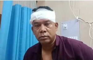 जमशेदपुर: प्रतिमा विसर्जन में आतिशबाजी को लेकर भिड़े पूजा कमेटी के दो गुट, थाना गेट पर प्रतिमा रखकर सड़क जाम