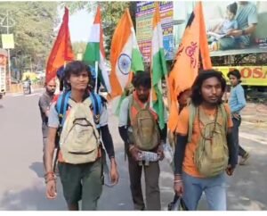 चार धाम और 12 ज्योतिर्लिंग की पैदल यात्रा पर निकले बरेली के तीन युवक पहुंचे जमशेदपुर