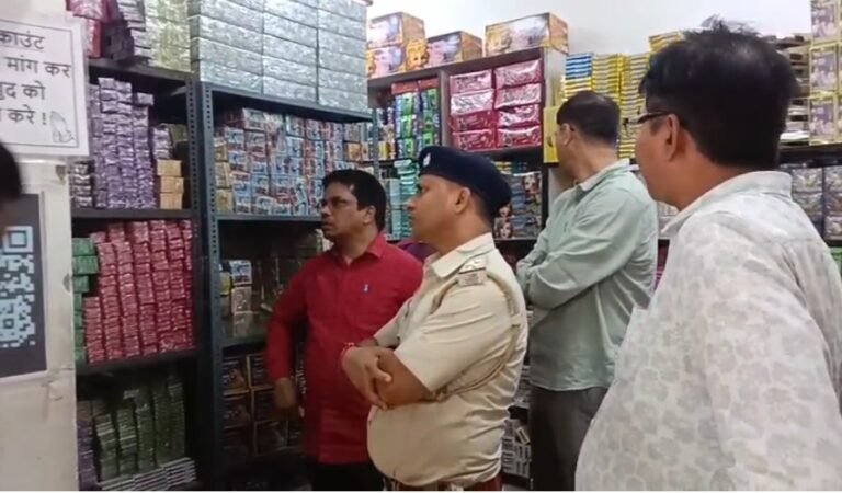 जमशेदपुर: दीपावली से पहले पटाखा दुकानों की जांच, एक्सपायर लाइसेंस पर दो दुकानें बंद