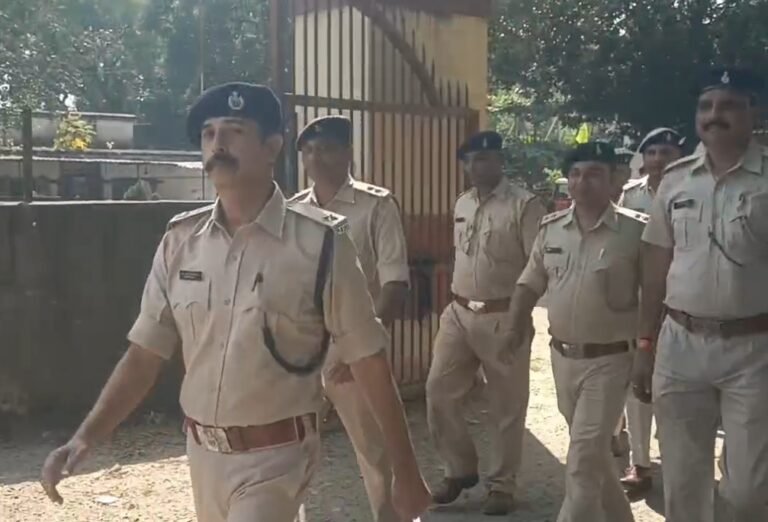 आदित्यपुर में पुलिस का फ्लैग मार्च, वारंटियों और अवैध कारोबारियों के खिलाफ सघन छापेमारी अभियान