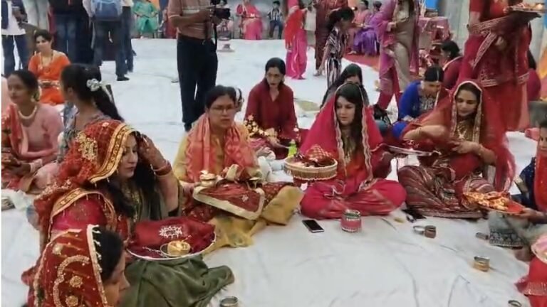 जमशेदपुर में आर्य समाज की ओर से श्रद्धा और उत्साह के साथ मनाया जा रहा करवा चौथ