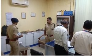 पुलिस ने परसुडीह के दो बैंकों का किया निरीक्षण, डीएसपी सुमित सुमार और परसुडीह थाना प्रभारी राजेंद्र मुंडा रहे मौजूद