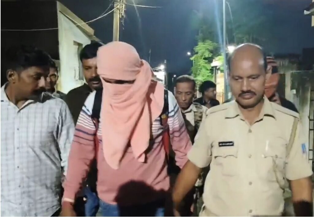 जमशेदपुर में साइबर ठगी के बड़े गिरोह का भंडाफोड़, पांच युवक गिरफ्तार; 20 से अधिक मोबाइल और लैपटॉप बरामद